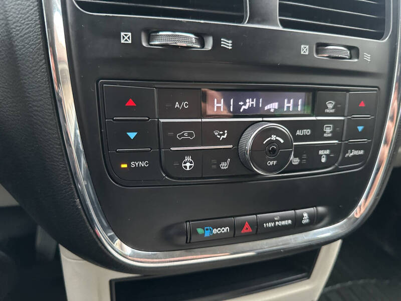 2014 Chrysler Town and Country Touring-L