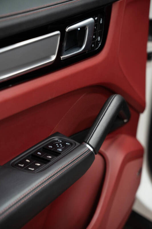 2022 Porsche Cayenne Platinum Edition