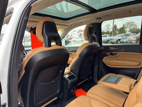 2016 Volvo XC90 T6 Momentum