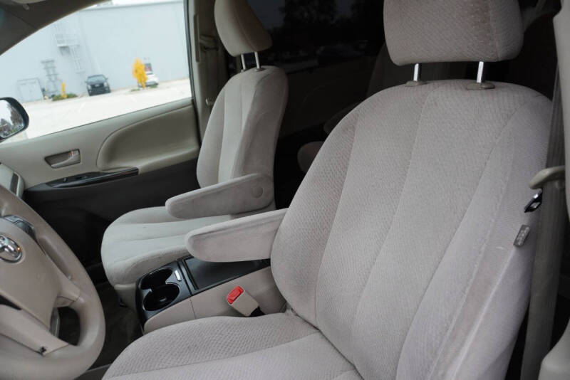 2013 Toyota Sienna LE 7-Passenger Auto Access Seat