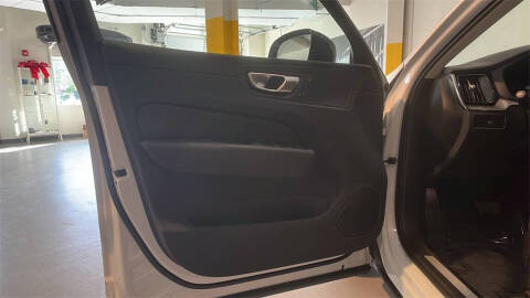 2025 Volvo XC60 B5 Core Dark Theme