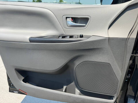 2017 Toyota Sienna LE 8-Passenger