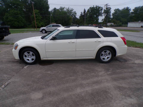 2005 Dodge Magnum for sale at R V Used Cars LLC in Georgetown OH