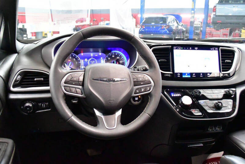 2025 Chrysler Pacifica Select