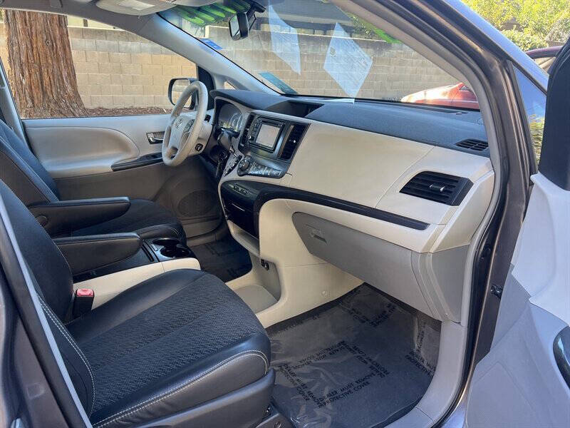 2012 Toyota Sienna SE 8-Passenger