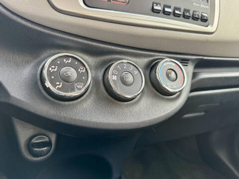 2013 Toyota Yaris 5-Door LE