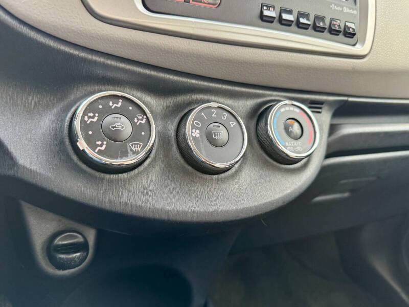 2013 Toyota Yaris 5-Door LE