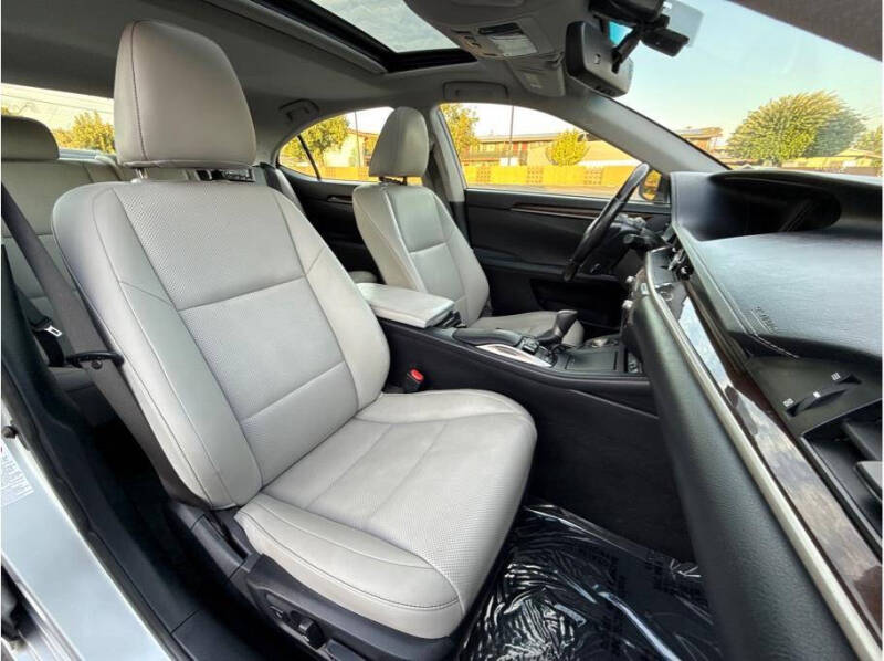 2016 Lexus ES 300h