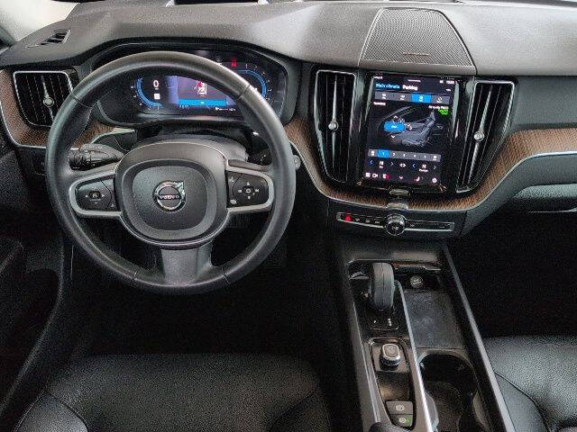 2022 Volvo XC60 B5 Momentum