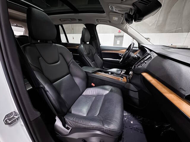 2021 Volvo XC90 T6 Momentum 7-Passenger
