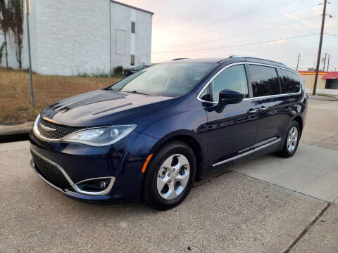 2017 Chrysler Pacifica Touring-L Plus