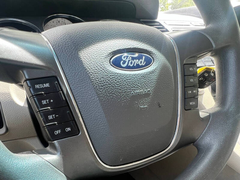 2011 Ford Taurus SE