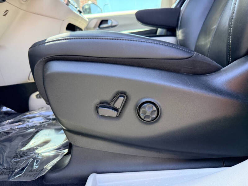 2024 Chrysler Pacifica Plug-In Hybrid Select