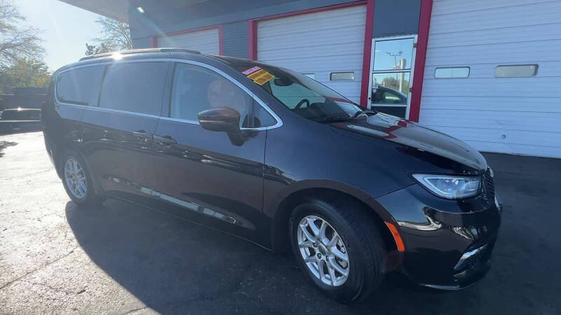 2022 Chrysler Pacifica Touring L photo 11