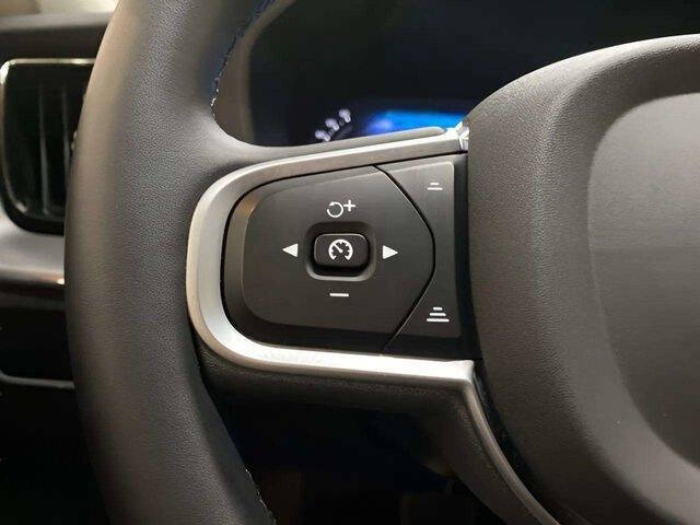 2025 Volvo XC60 B5 Core Dark Theme