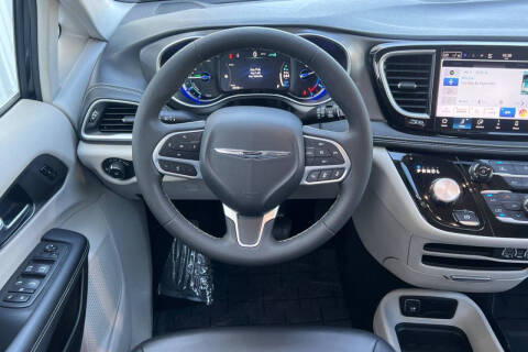 2024 Chrysler Pacifica Plug-In Hybrid Select