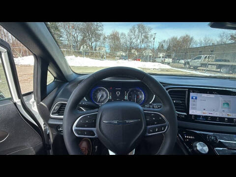 2025 Chrysler Pacifica Select