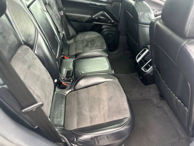 2017 Porsche Cayenne Platinum Edition