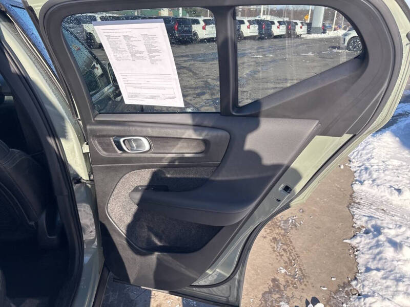 2025 Volvo XC40 B5 Plus Bright Theme