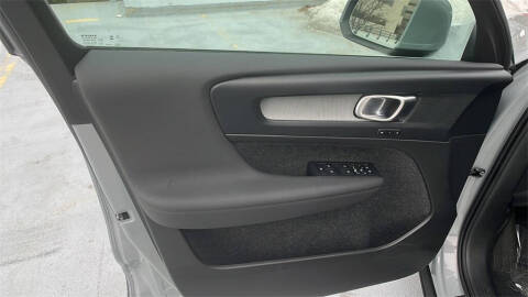 2025 Volvo XC40 B5 Core Bright Theme