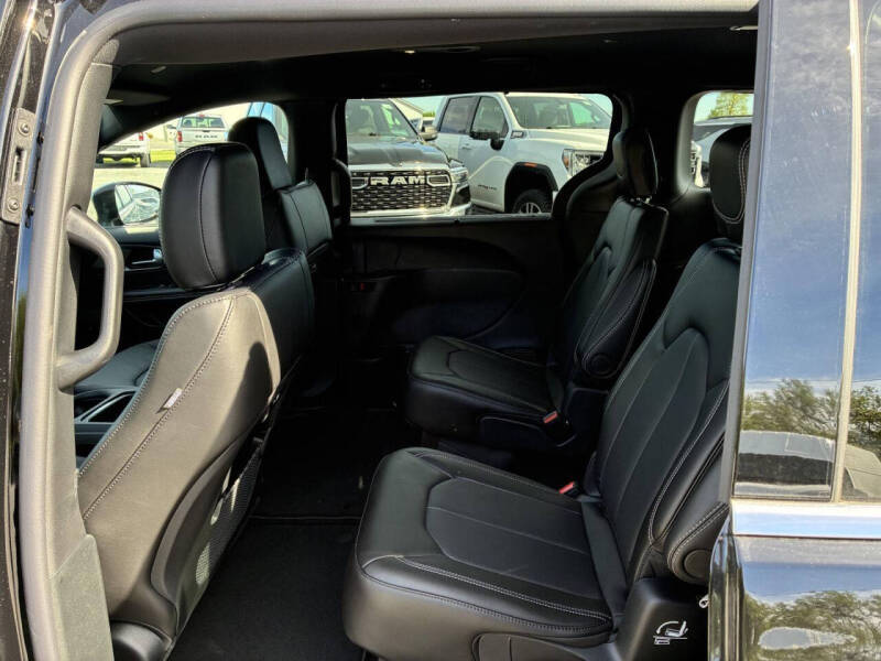 2027 Chrysler Pacifica Select