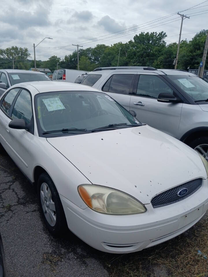 2005 Ford Taurus for sale at LIBERTY AUTO SALES in Kansas City, MO