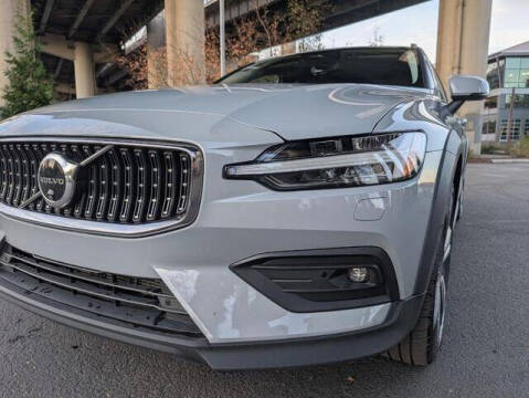2025 Volvo V60 Cross Country B5 Plus