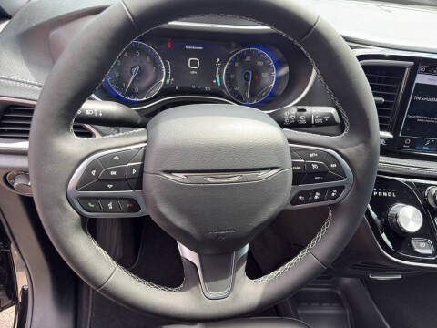 2027 Chrysler Pacifica Select