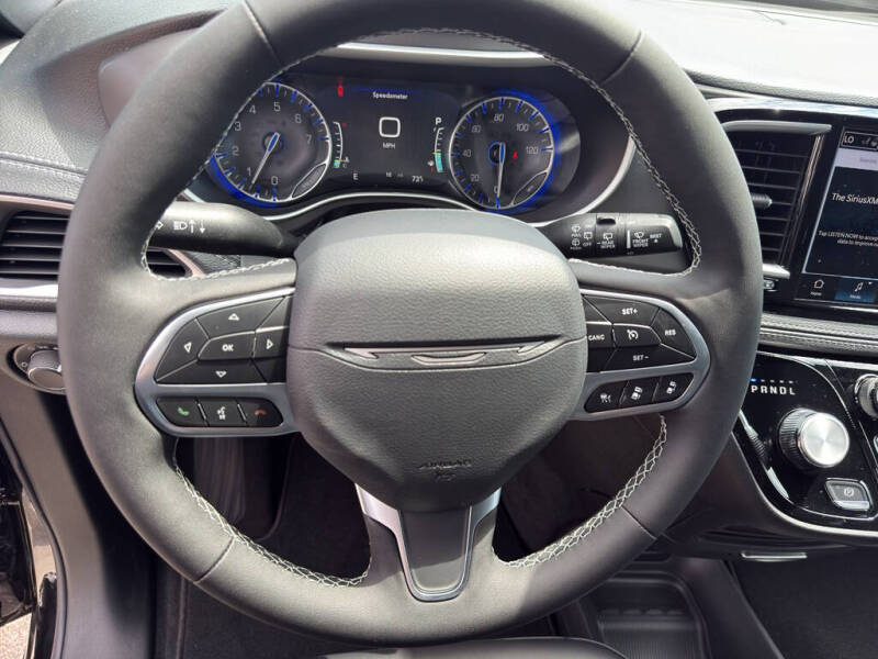 2027 Chrysler Pacifica Select