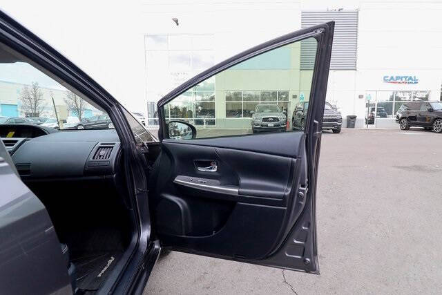 2017 Toyota Prius v Four