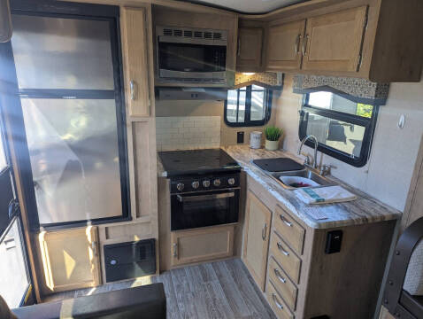 2020 Winnebago Micro Minnie 2405RG / 26ft