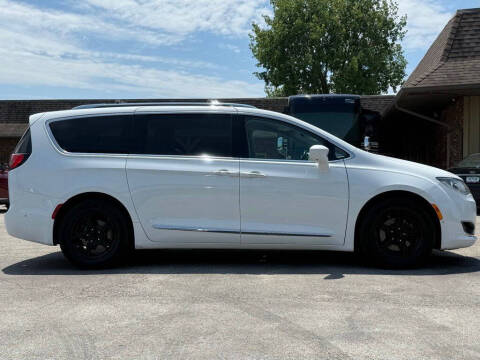 2017 Chrysler Pacifica Touring-L Plus