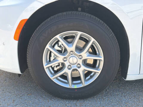 2027 Chrysler Pacifica Select