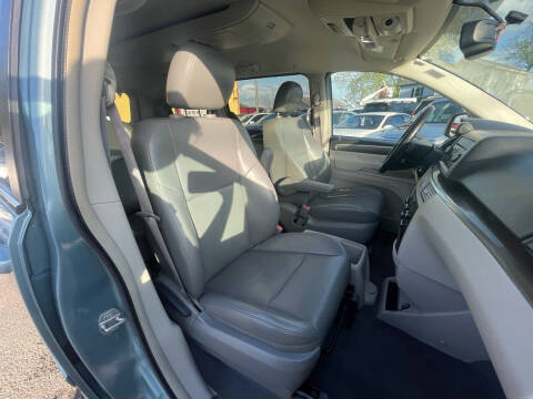 2010 Volkswagen Routan SE