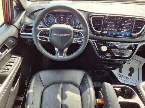 2025 Chrysler Pacifica Select