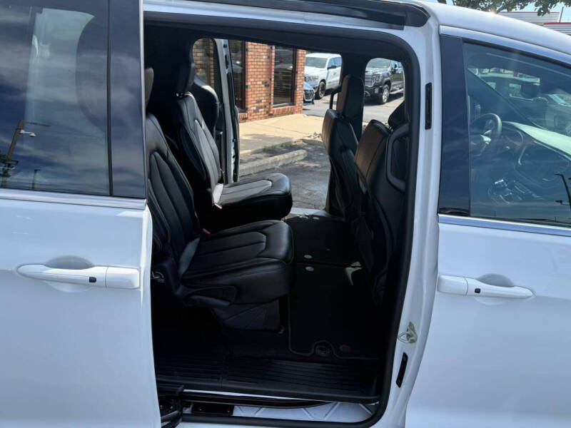 2025 Chrysler Pacifica Select