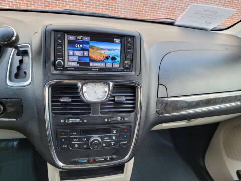 2014 Chrysler Town and Country Touring-L