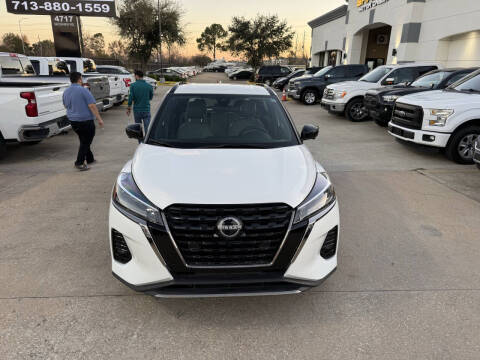 2022 Nissan Kicks SR