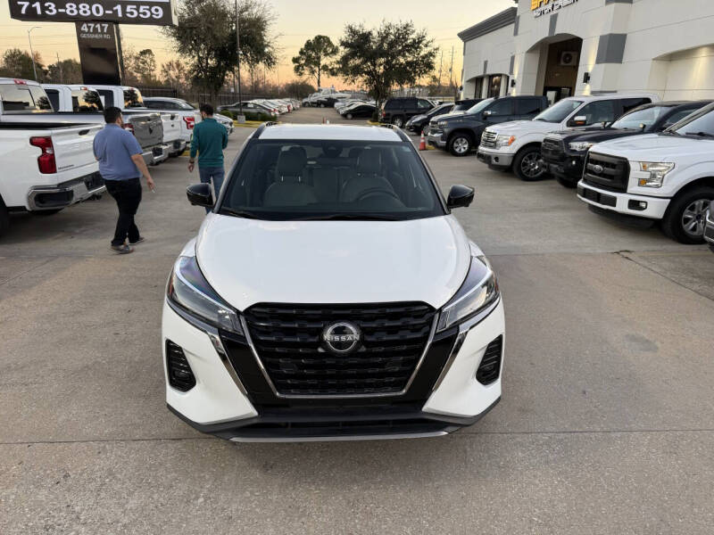 2022 Nissan Kicks SR