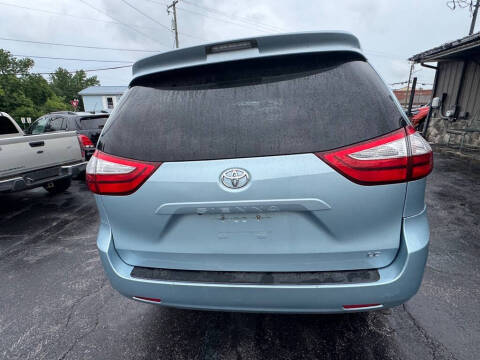 2016 Toyota Sienna LE 8-Passenger