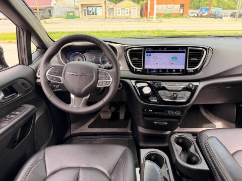 2025 Chrysler Pacifica Select