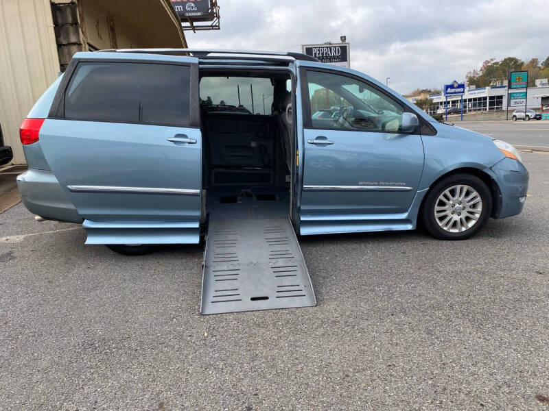 2009 Toyota Sienna Limited photo 2