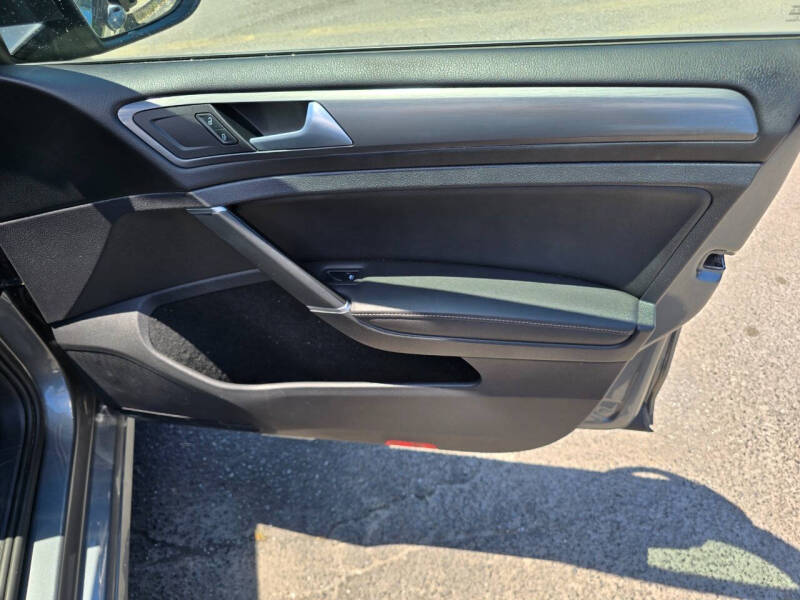 2019 Volkswagen Golf SE
