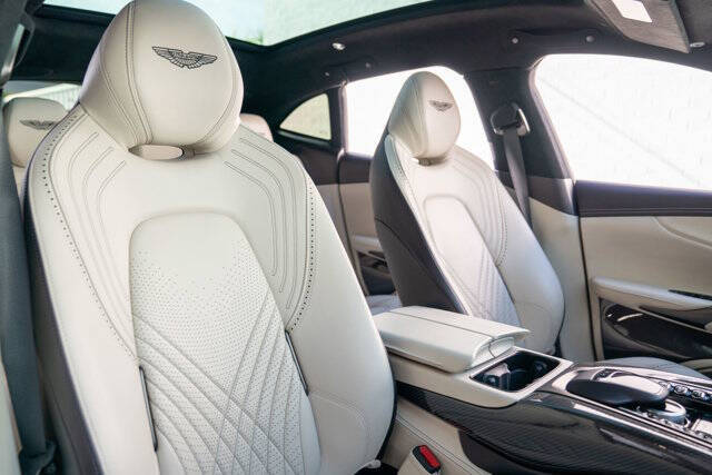 2021 Aston Martin DBX 33
