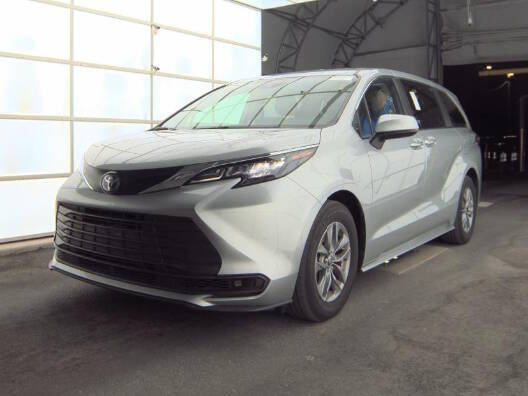 2024 Toyota Sienna LE's photo