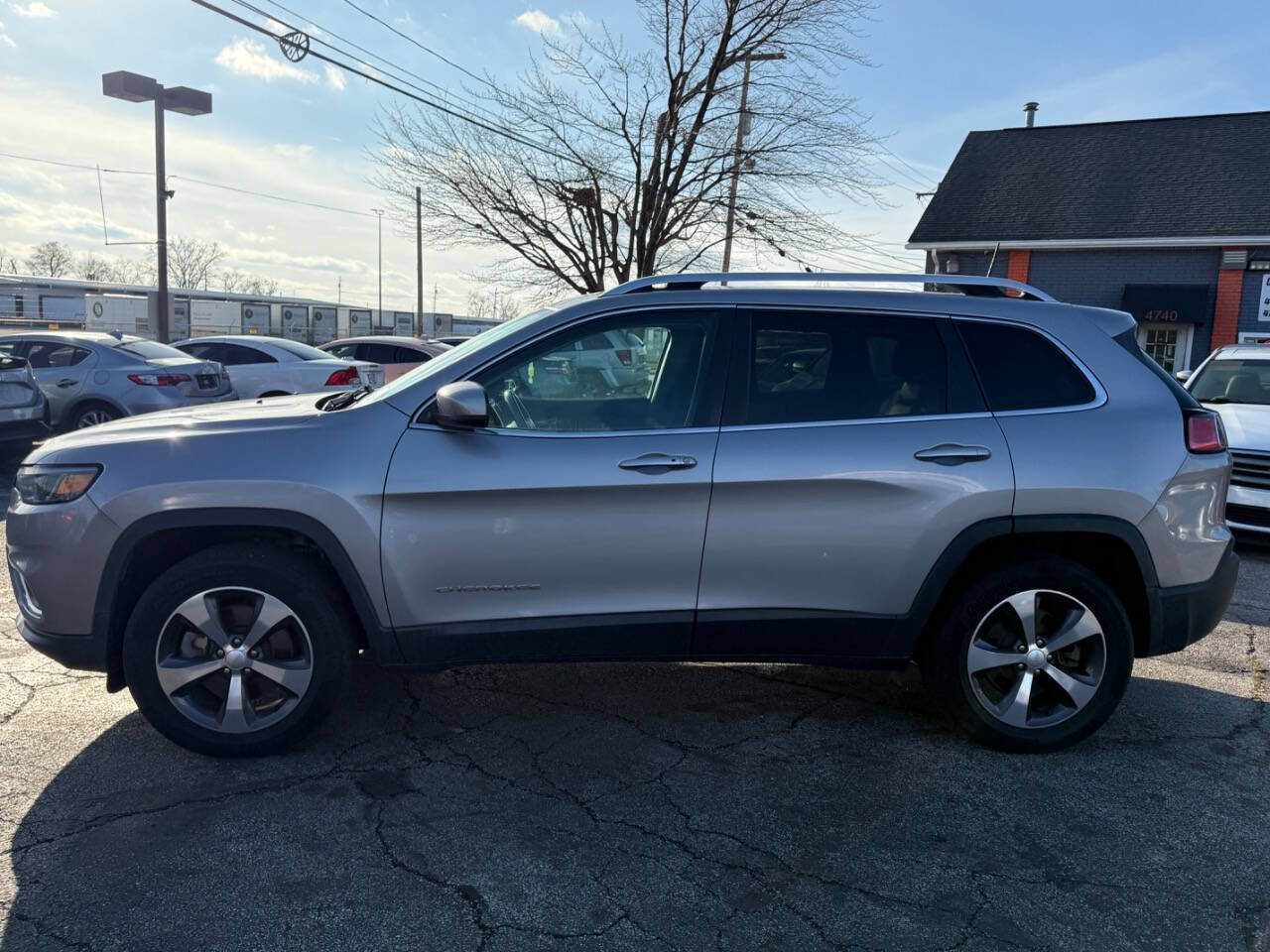 2019 Jeep Cherokee for sale at AVS AUTO GROUP LLC in CLEVELAND, OH