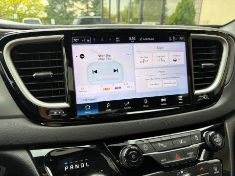 2025 Chrysler Pacifica Select