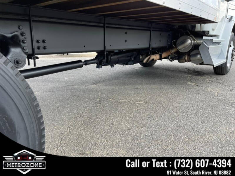 2011 Freightliner M2 106