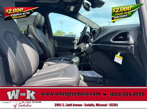 2027 Chrysler Pacifica Select