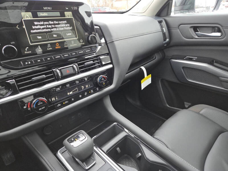 2025 Nissan Pathfinder SL